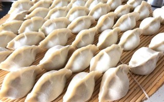 牛肉馅饺子怎么调馅配什么菜（牛肉饺子放什么菜好吃）