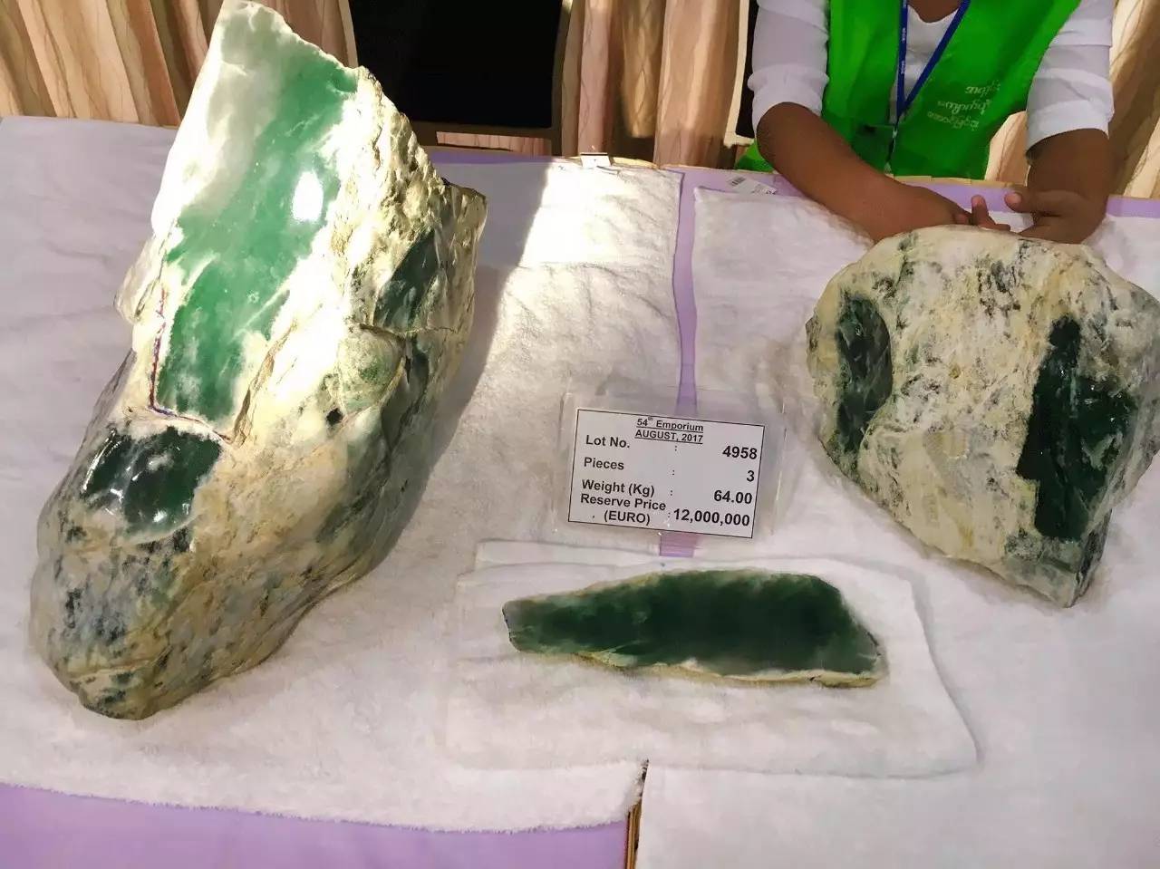 翡翠原石只有缅甸?解密热火朝天的缅甸公盘之外的成品市场走势-第4张图片-阔酒网