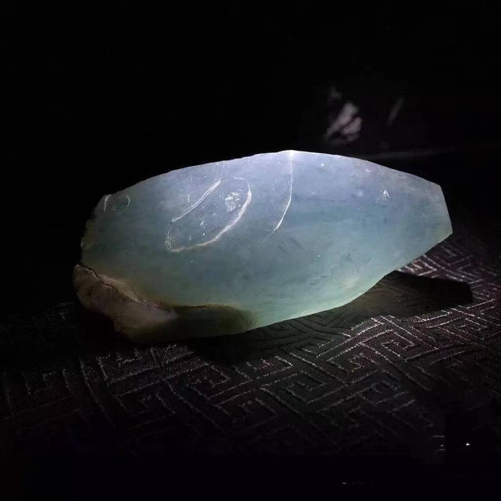 翡翠原石只有缅甸？“翡翠原石”一般出现在什么地方，在哪里可以捡到翡翠原石？ -第6张图片-阔酒网