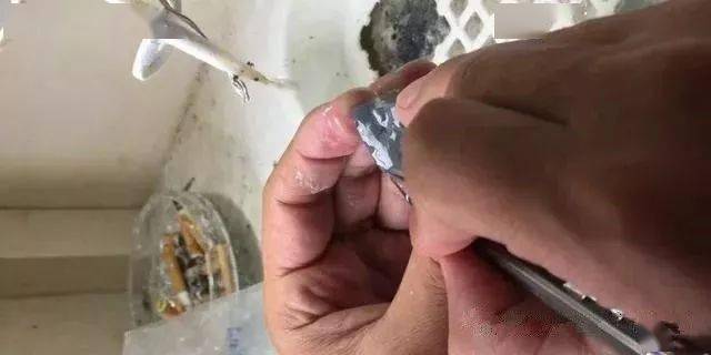 缅甸的翡翠原石价格？5万从缅商手里买的翡翠原石，切开后是要发财的节奏？-第6张图片-阔酒网