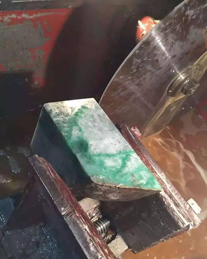 缅甸的翡翠原石价格？缅甸赌石开口就要价20万，砍到10万迫不及待一刀切开-第1张图片-阔酒网