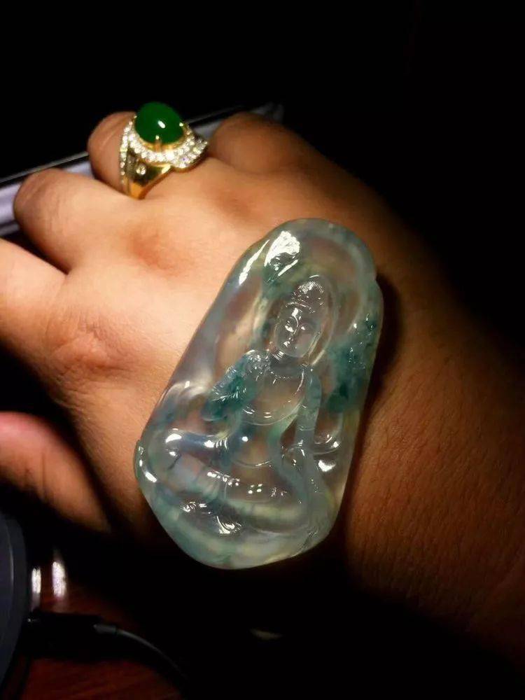 缅甸的翡翠原石价格？5万从缅商手里买的翡翠原石，切开后是要发财的节奏？-第10张图片-阔酒网
