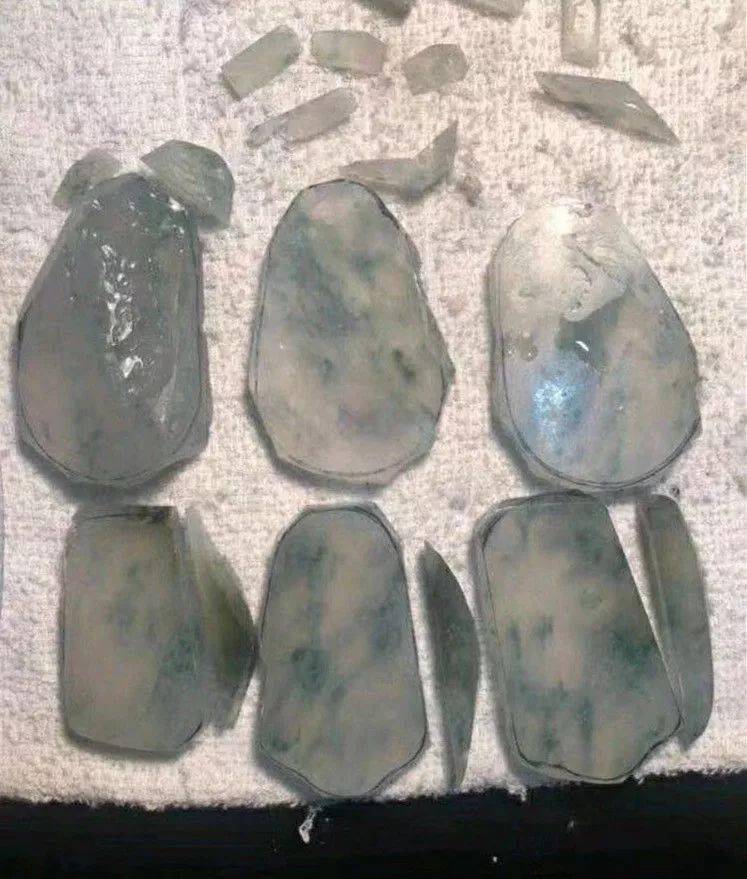 缅甸的翡翠原石价格？5万从缅商手里买的翡翠原石，切开后是要发财的节奏？-第5张图片-阔酒网