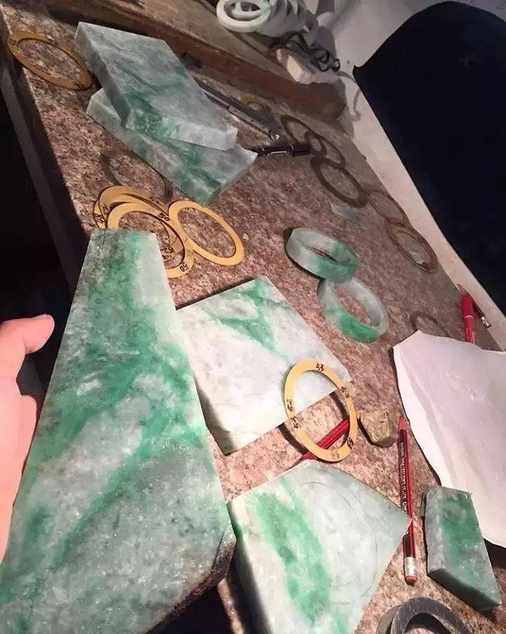 缅甸的翡翠原石价格？缅甸赌石开口就要价20万，砍到10万迫不及待一刀切开-第4张图片-阔酒网
