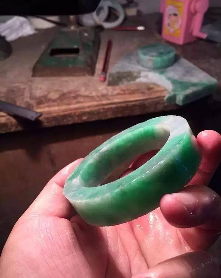 缅甸的翡翠原石价格？缅甸赌石开口就要价20万，砍到10万迫不及待一刀切开-第5张图片-阔酒网