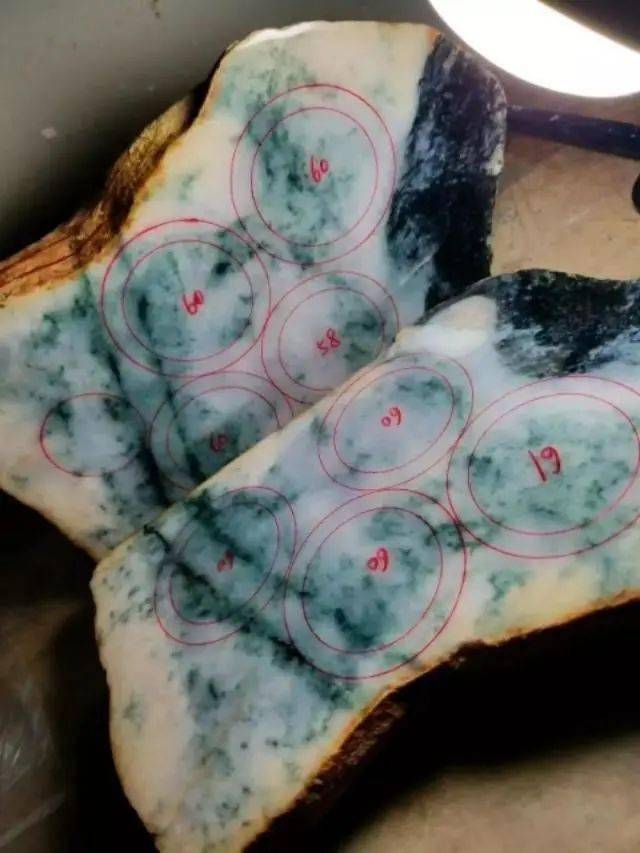 缅甸的翡翠原石价格？缅商60000卖我的翡翠原石，诱人的种水-第2张图片-阔酒网