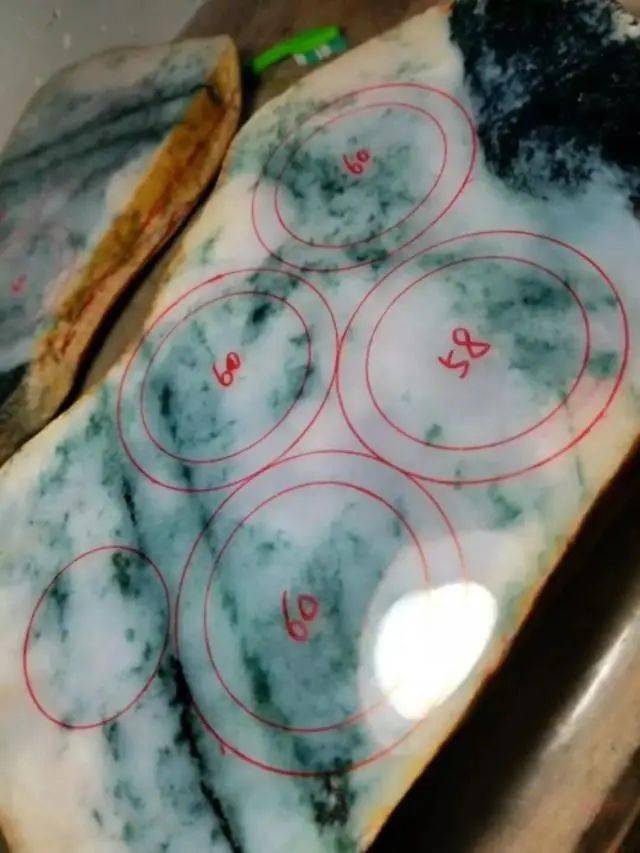 缅甸的翡翠原石价格？缅商60000卖我的翡翠原石，诱人的种水-第3张图片-阔酒网