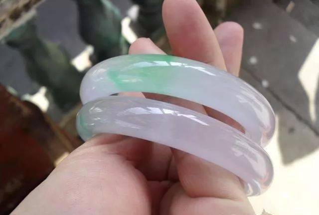 缅甸的翡翠原石价格？缅商送来块翡翠原石，价值10万种水很诱人-第6张图片-阔酒网