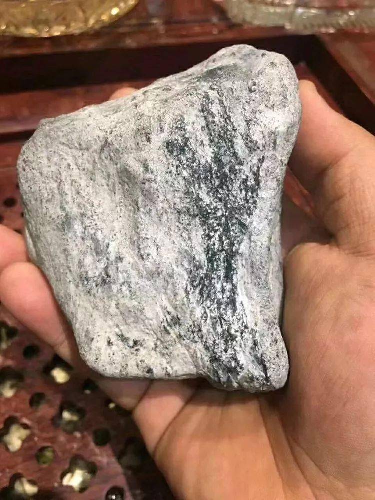 缅甸的翡翠原石价格？5万从缅商手里买的翡翠原石，切开后是要发财的节奏？-第2张图片-阔酒网