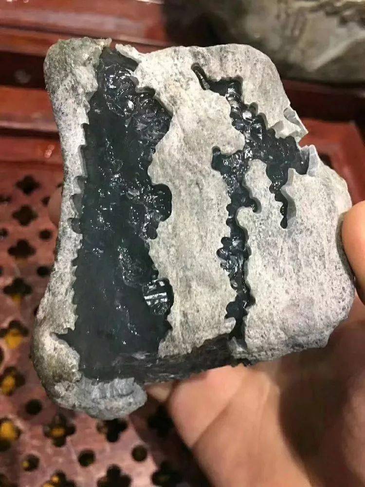缅甸的翡翠原石价格？5万从缅商手里买的翡翠原石，切开后是要发财的节奏？-第3张图片-阔酒网
