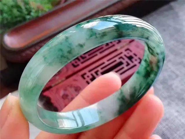 缅甸的翡翠原石价格？缅商60000卖我的翡翠原石，诱人的种水-第6张图片-阔酒网