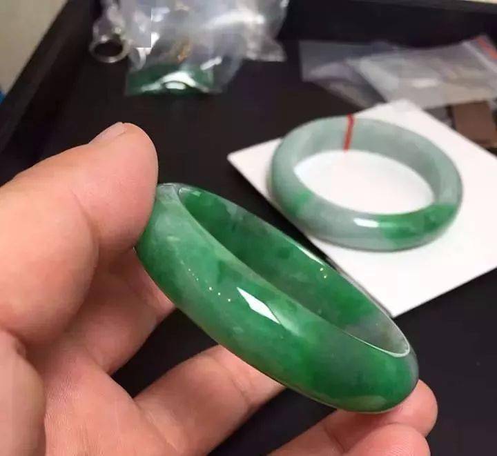 缅甸的翡翠原石价格？缅甸赌石开口就要价20万，砍到10万迫不及待一刀切开-第7张图片-阔酒网