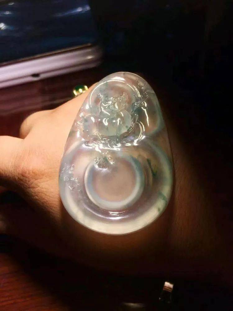 缅甸的翡翠原石价格？5万从缅商手里买的翡翠原石，切开后是要发财的节奏？-第9张图片-阔酒网