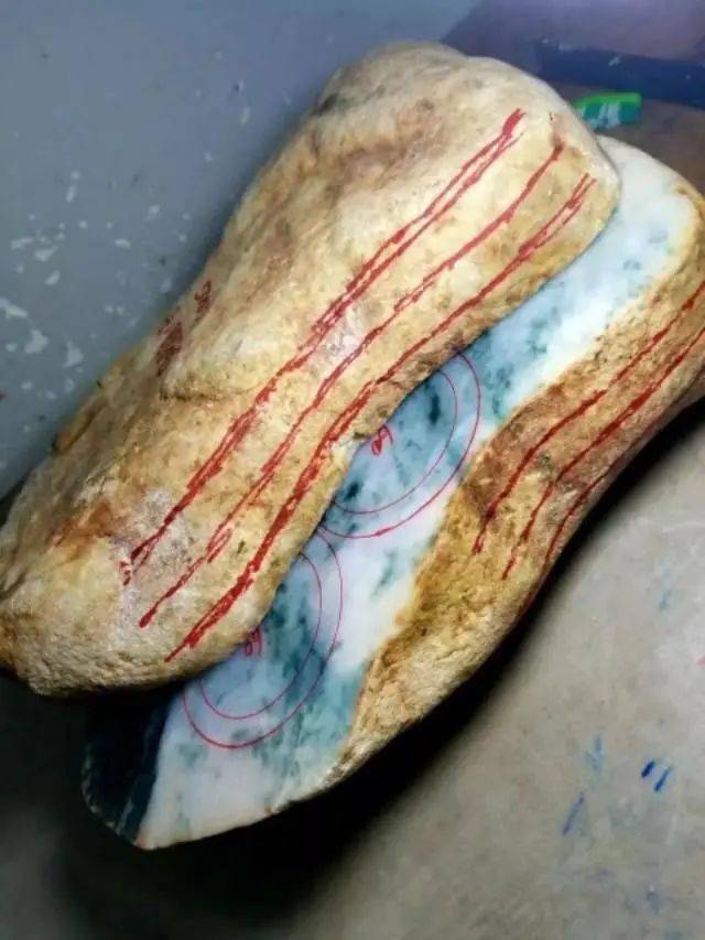缅甸的翡翠原石价格？缅商60000卖我的翡翠原石，诱人的种水-第1张图片-阔酒网