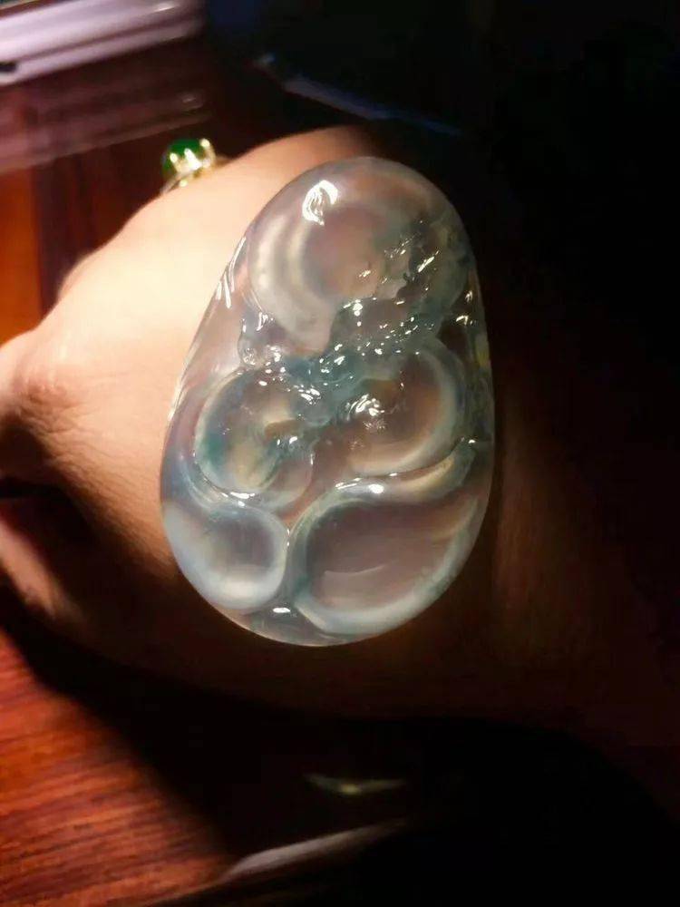 缅甸的翡翠原石价格？5万从缅商手里买的翡翠原石，切开后是要发财的节奏？-第12张图片-阔酒网