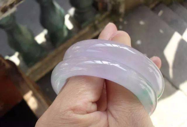 缅甸的翡翠原石价格？缅商送来块翡翠原石，价值10万种水很诱人-第5张图片-阔酒网
