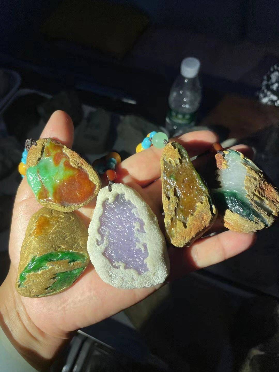 缅甸的翡翠原石价格？缅甸翡翠原石有没有收藏价值呢-第1张图片-阔酒网