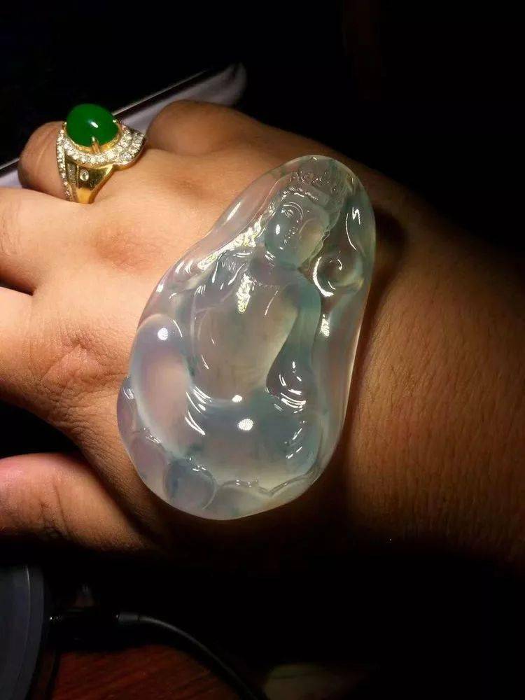 缅甸的翡翠原石价格？5万从缅商手里买的翡翠原石，切开后是要发财的节奏？-第8张图片-阔酒网