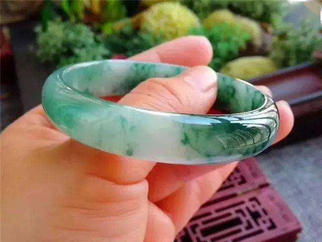 缅甸的翡翠原石价格？缅商60000卖我的翡翠原石，诱人的种水-第7张图片-阔酒网